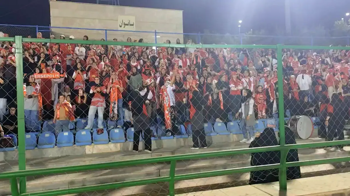 تشویق بانوان پرسپولیسی در بازی مقابل فجر