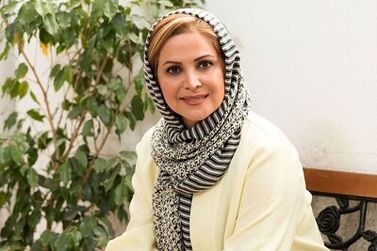 کمند امیرسلیمانی با مانتوی قرمز؛ استایلی کلاسیک و شیک که هر نگاهی رو جذب میکنه