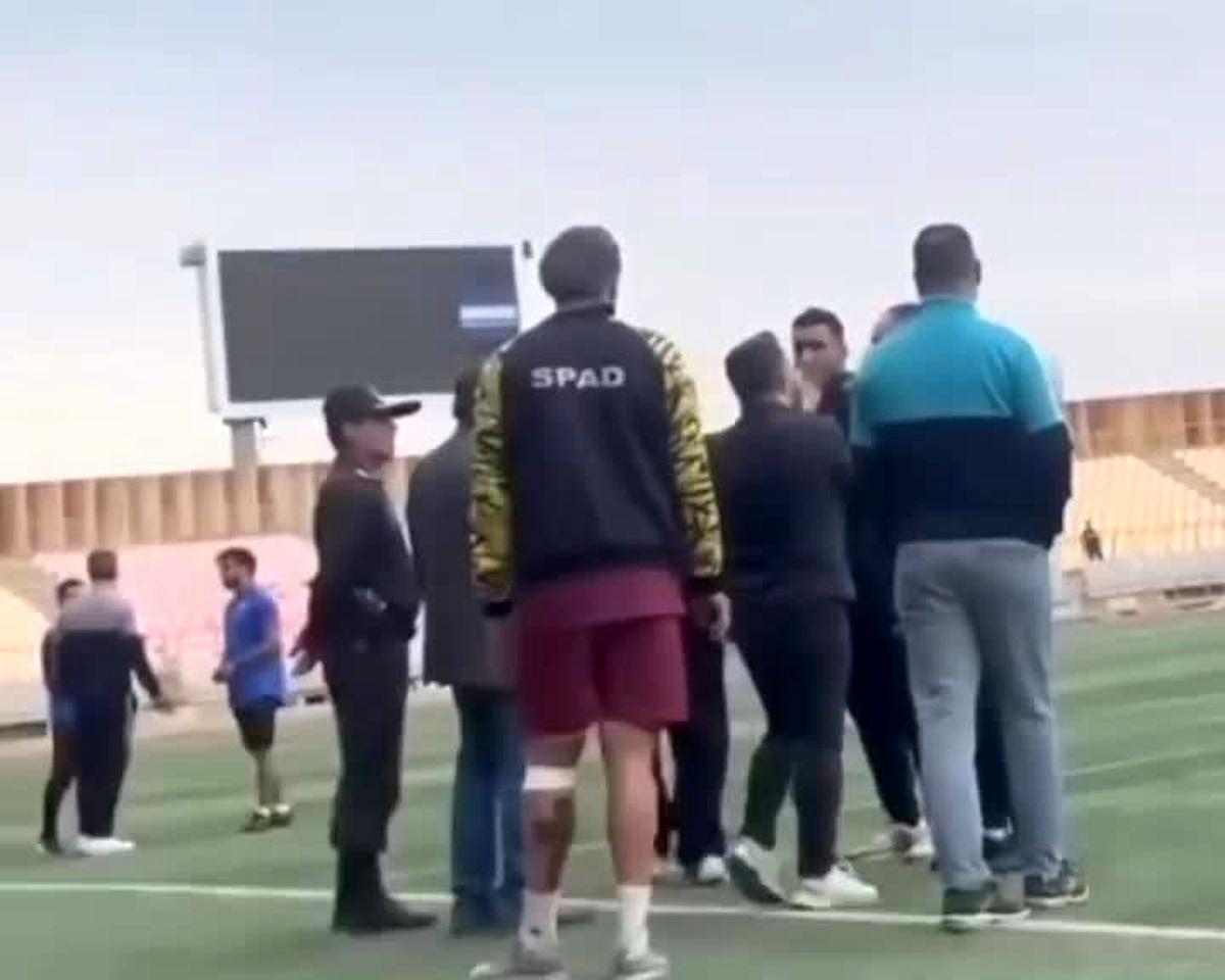 ببینید | سیلی مدیر باشگاه به صورت مربی حریف در لیگ یک