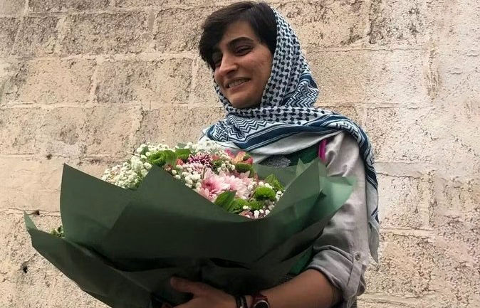 الهه محمدی جایزه خود را به روزنامه‌نگاران فلسطینی تقدیم کرد