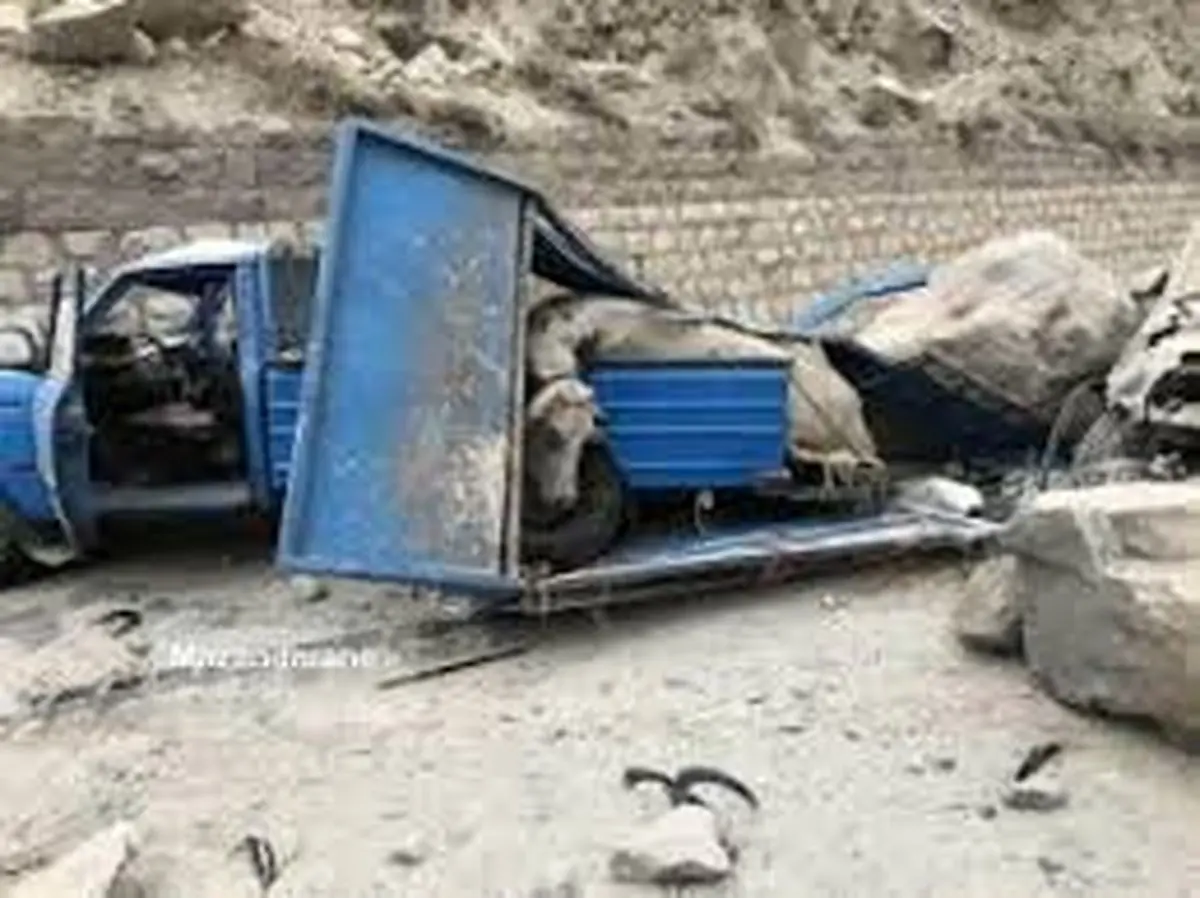 ریزش سنگ بر روی خودرو در جاده هراز
