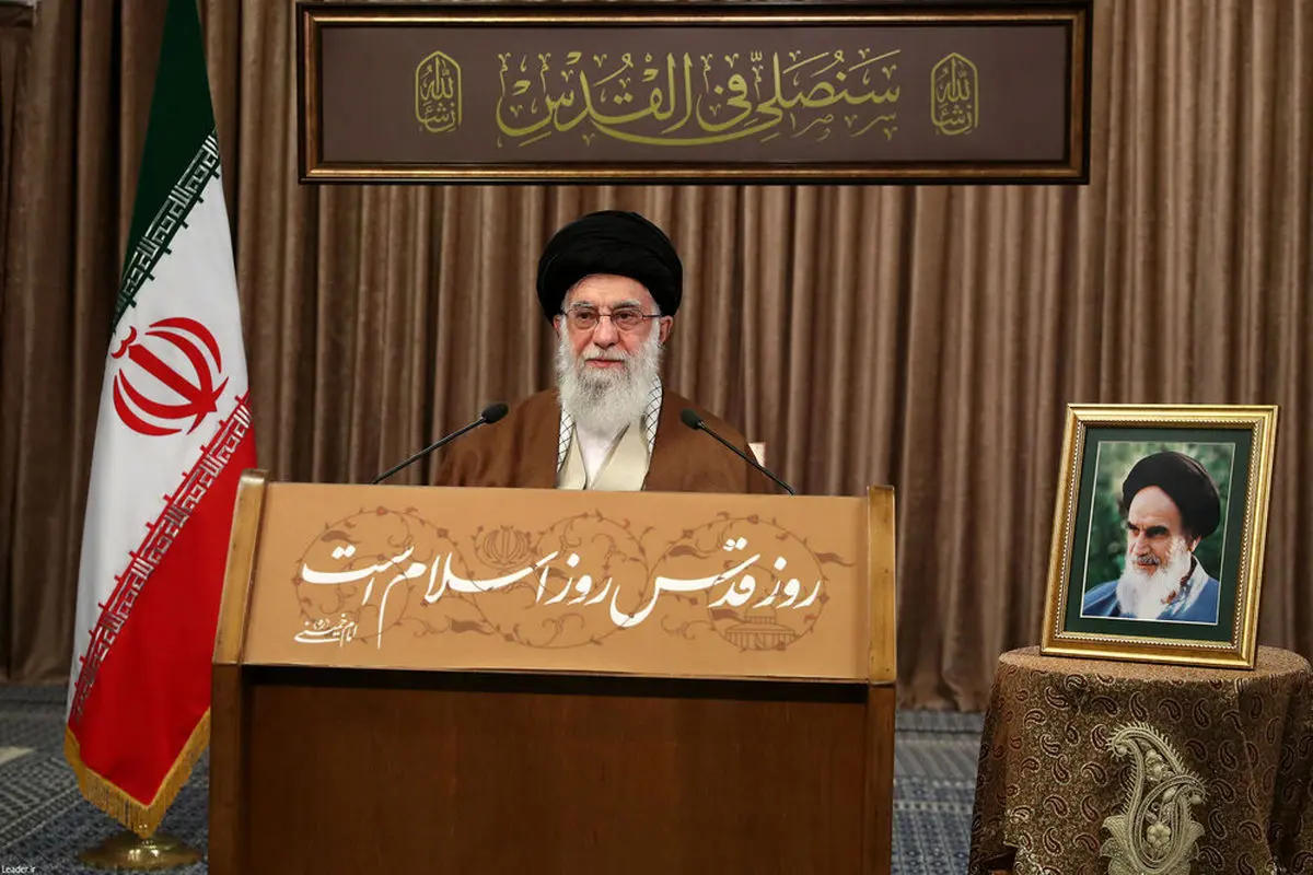 ماجرای یک عبارت ویژه در تابلوی نصب شده در محل سخنرانی رهبر انقلاب در روز قدس
