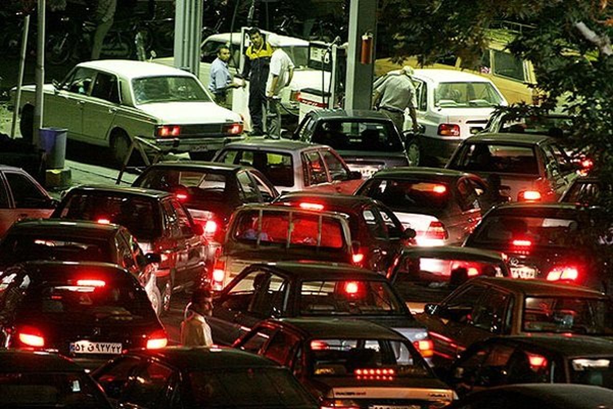 ببینید | لحظه آتش گرفتن دنا در پمپ بنزین