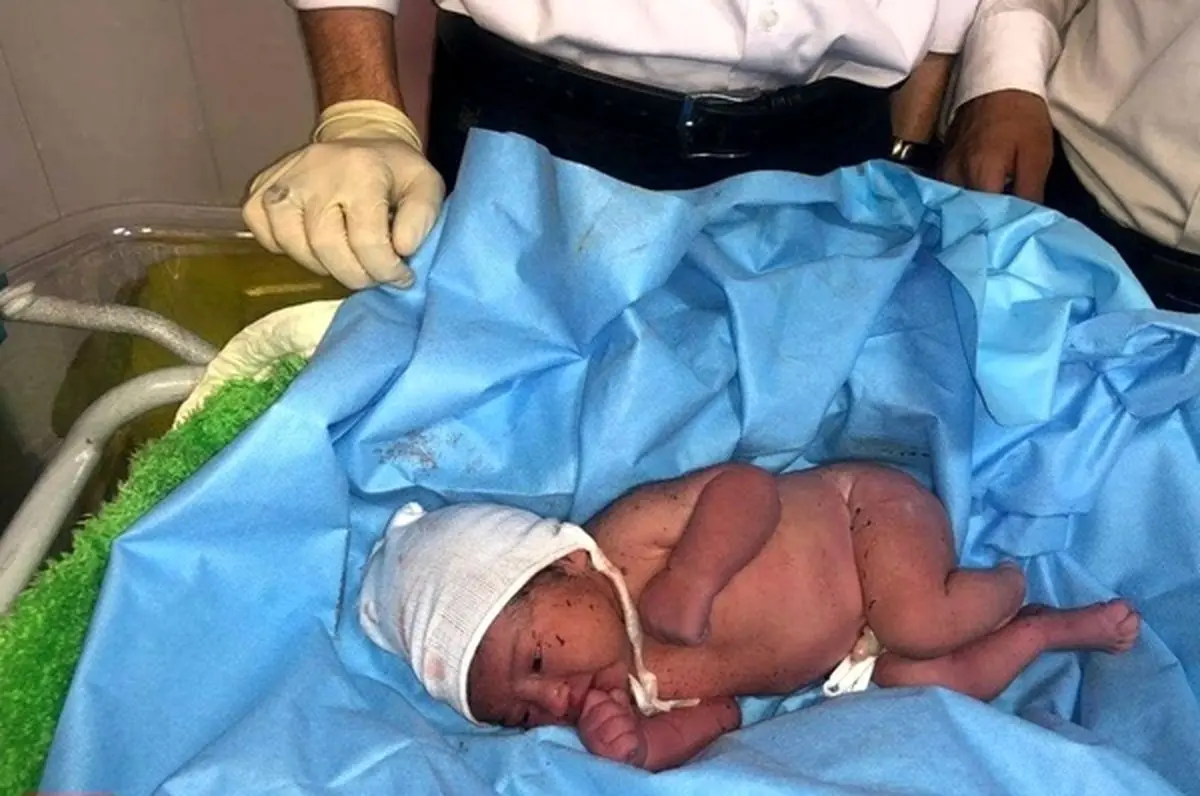 نجات نوزاد رها شده در سطل زباله