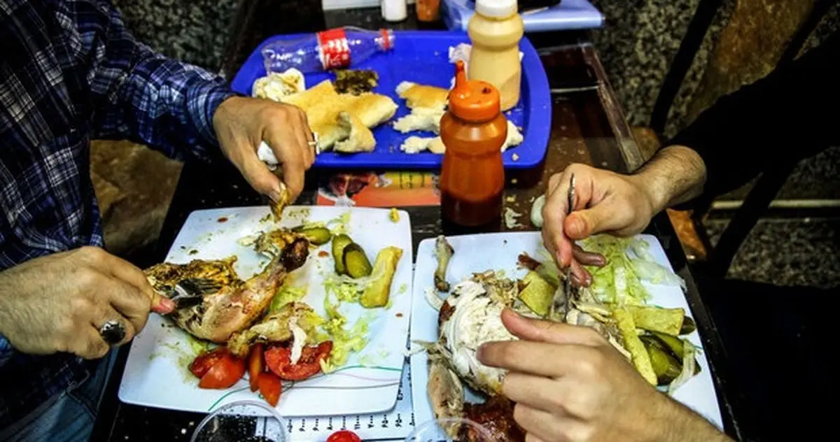 نشستن روبروی هم در رستوران‌ها ممنوع