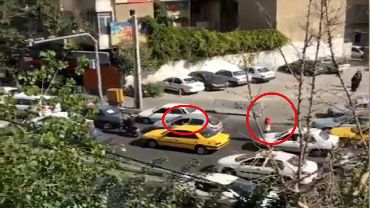 لحظه سرقت موبایل‌ از خودرو در حال حرکت