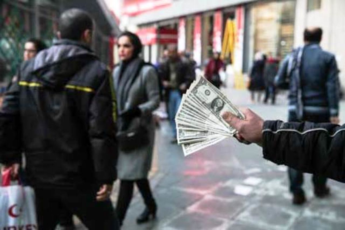 معرکهگیری اسکناس آمریکایی در خیابان فردوسی