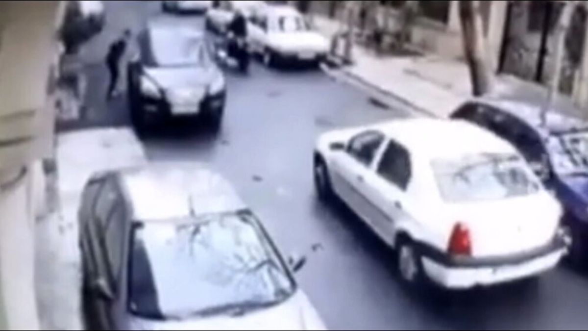ببینید | زورگیری با قمه از راننده بیاحتیاط در روز روشن