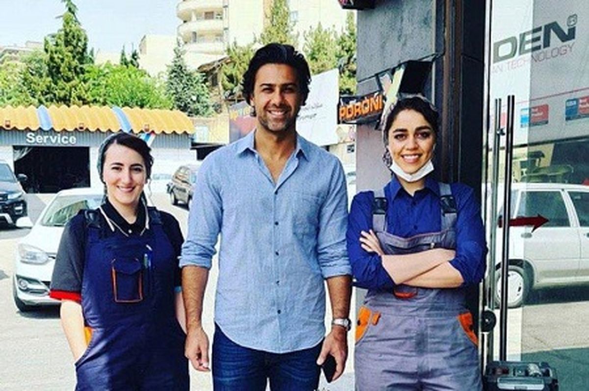 عکس یادگاری فرهاد مجیدی با ۲ خانم تعمیرکار