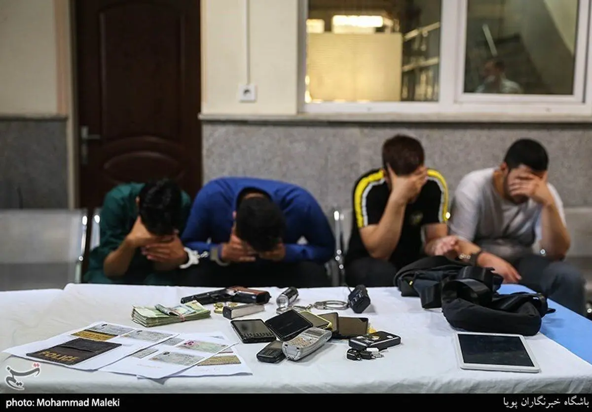 بازداشت باند زورگیری مسلحانه از فروشندگان دلار