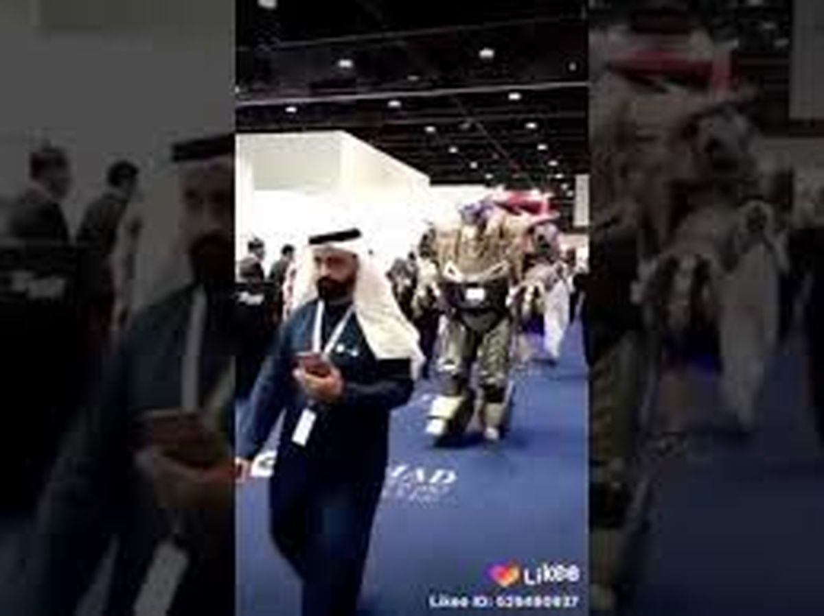تماشا کنید | اسکورت پادشاه بحرین توسط ربات بادیگارد