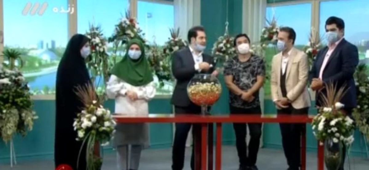 تذکر خداداد به مجری برنامه بابت نداشتن ماسک