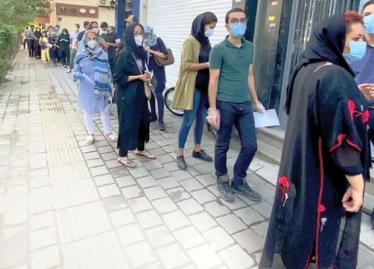 صف دانشجویان و مسافران‌ مشتاق برای ‌تست‌ کرونا!