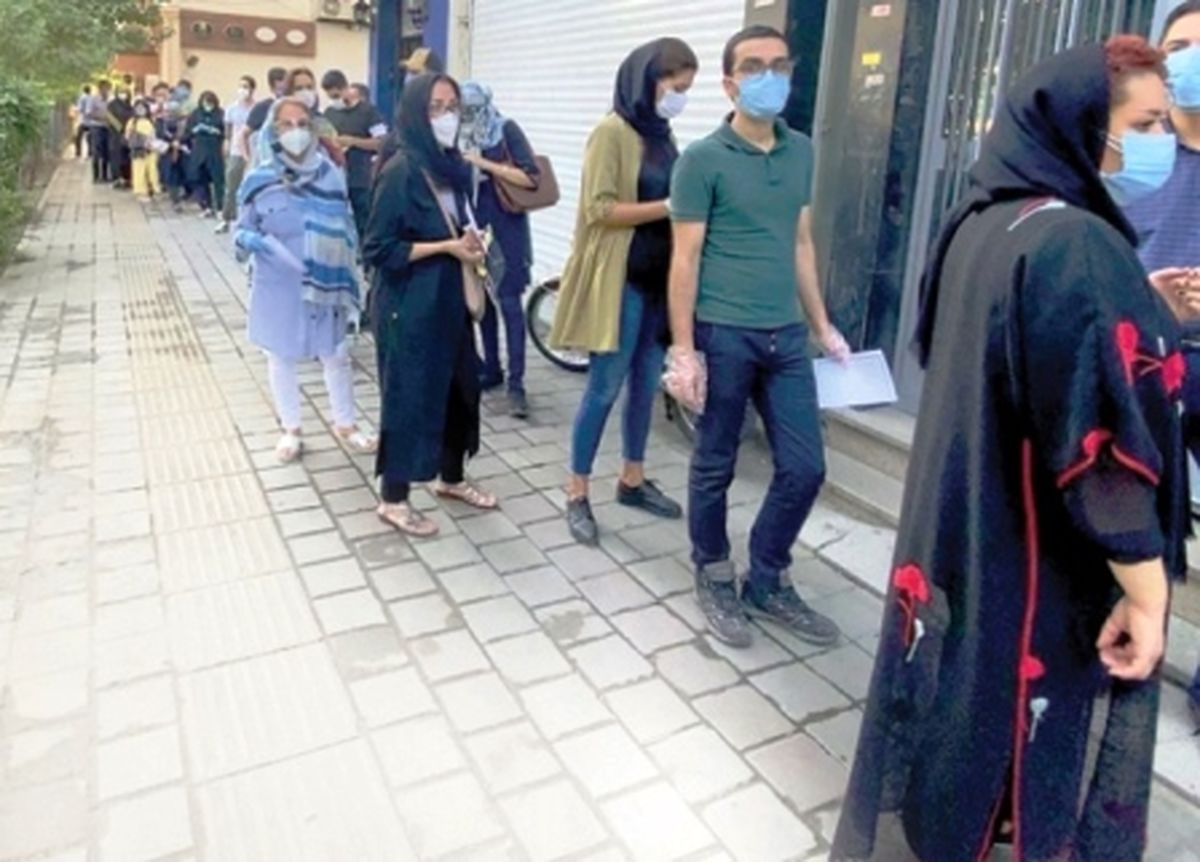 صف دانشجویان و مسافران مشتاق برای تست کرونا!