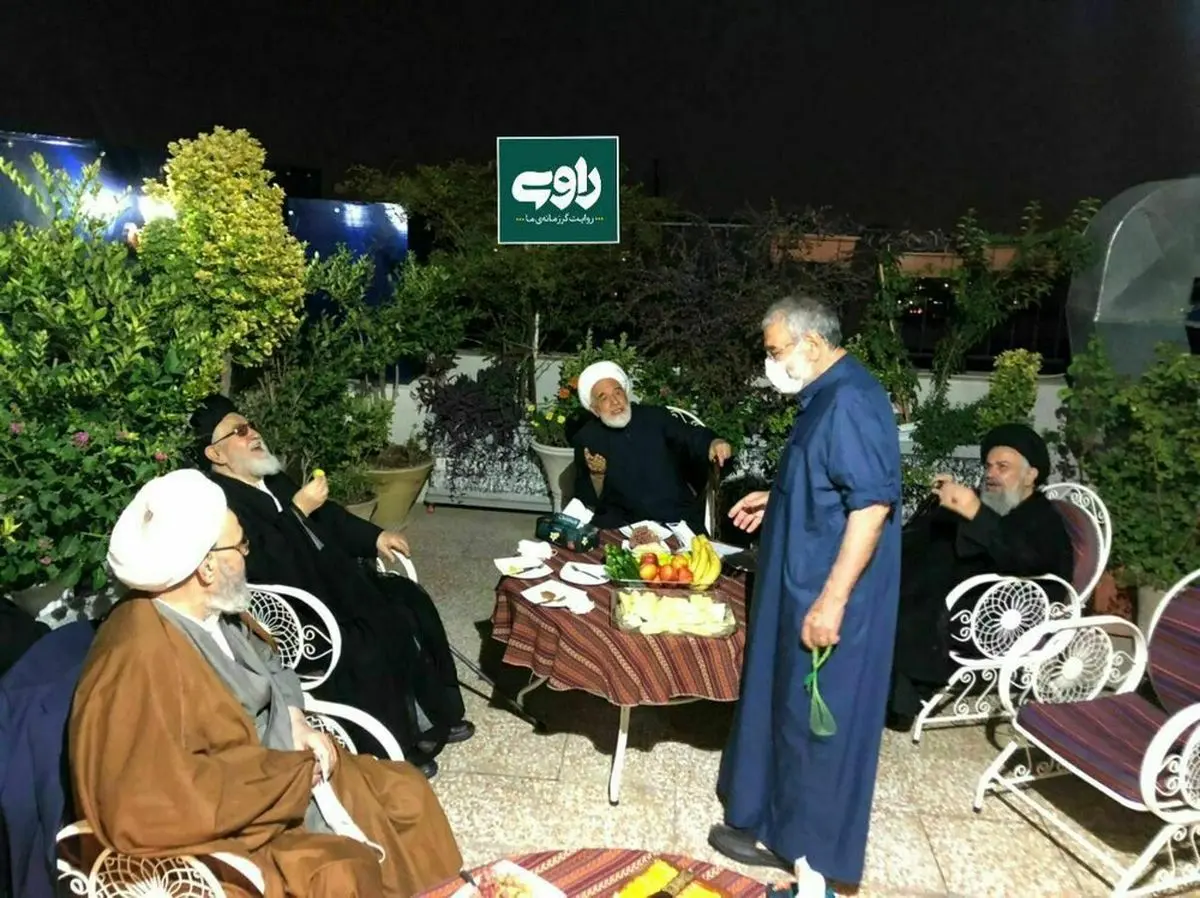 تصویری از حضور مهدی کروبی در منزل قدرت‌الله علیخانی