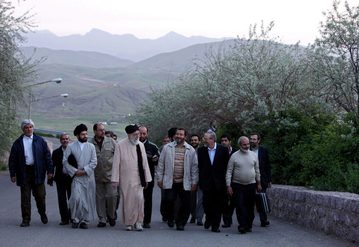 رفتار جالب رهبری با پسر و دختر جوان در کوه
