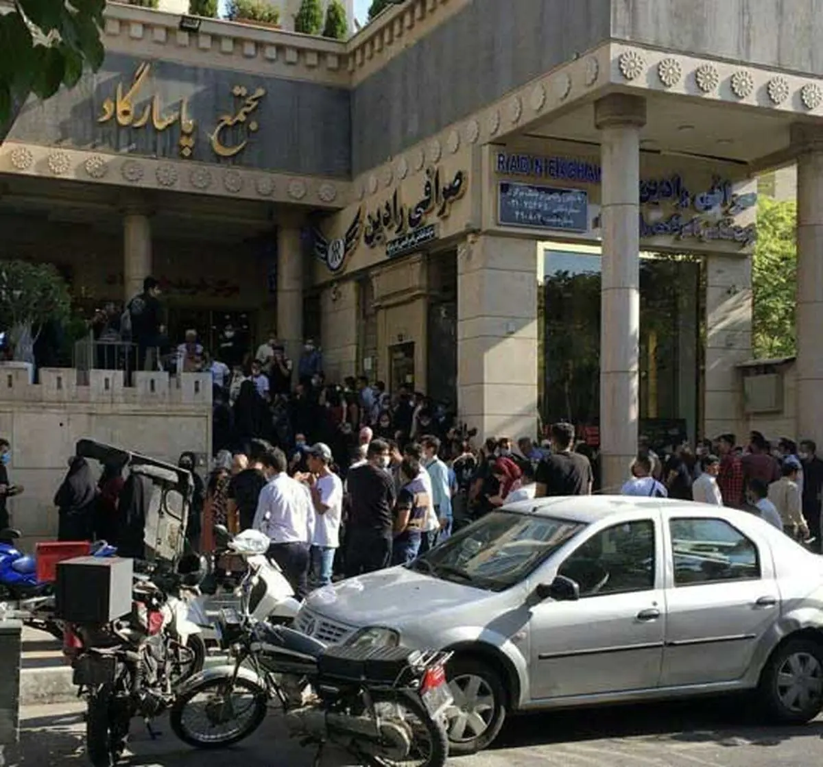 چرایی ازدحام مقابل صرافی‌های بانکی