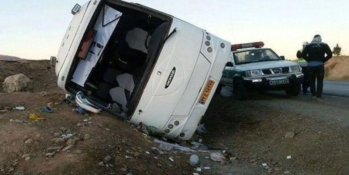 ۲۰نفر در واژگونی اتوبوس تهران - مشهد مصدوم شدند