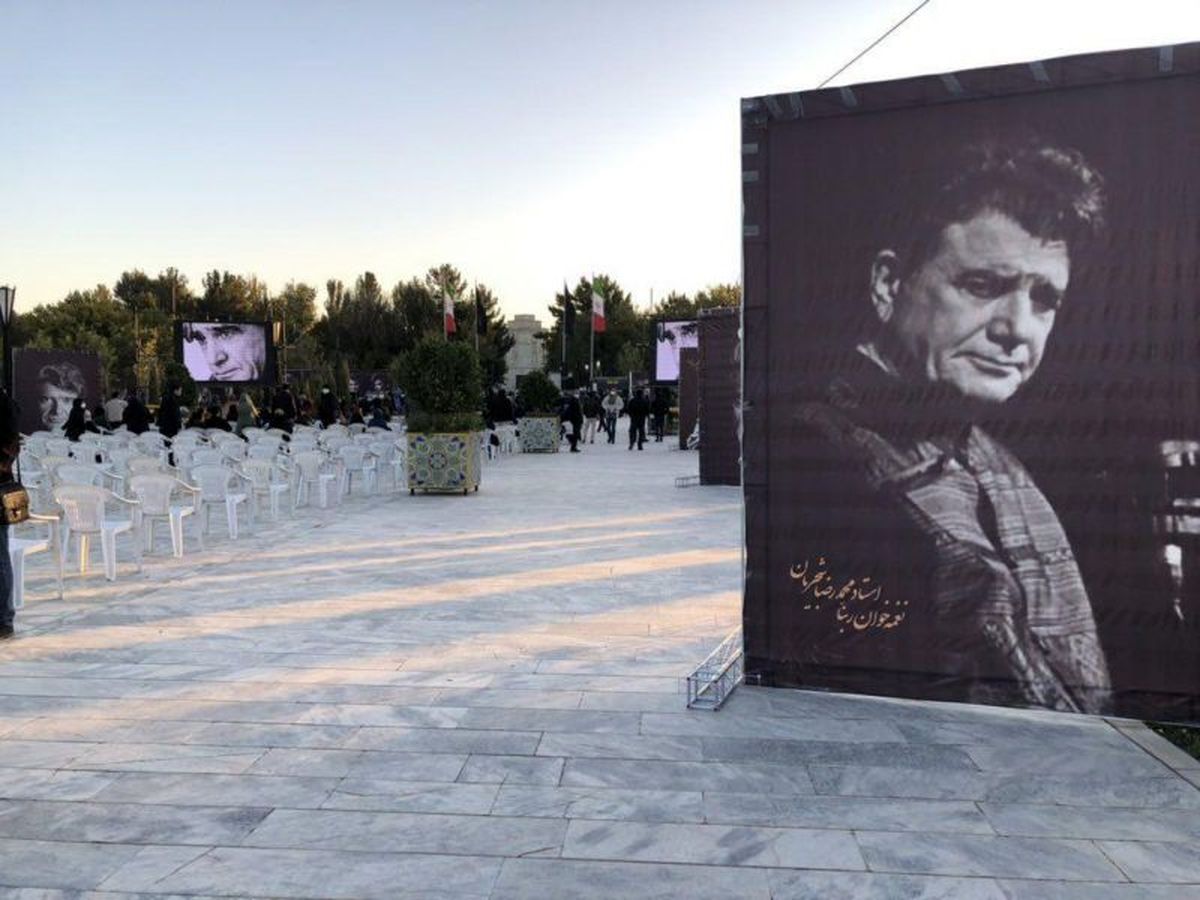 شجریان در آرامگاه فردوسی به خاک سپرده شد