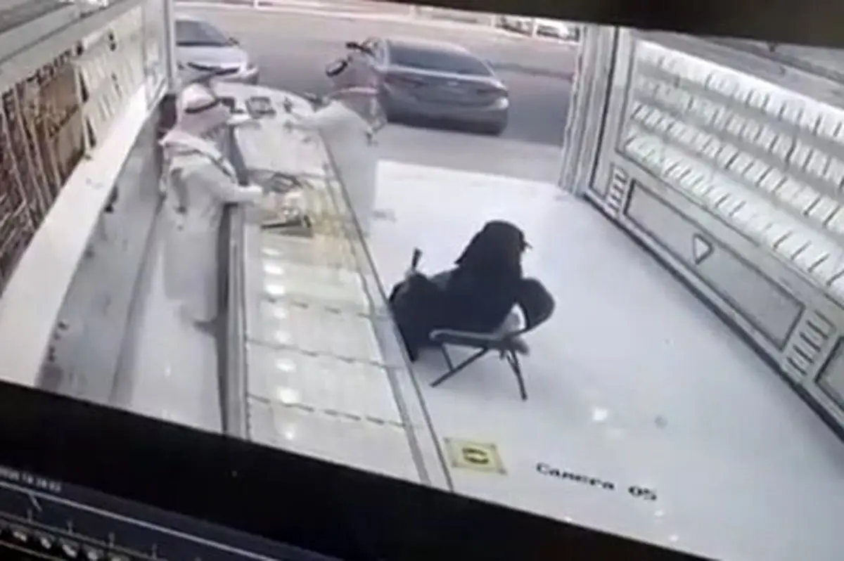 ببینید | سرقت از طلافروشی با ماشین‌ لوکس