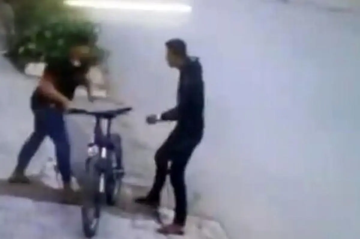 ببینید | سرقت موبایل یک نوجوان به زور چاقو