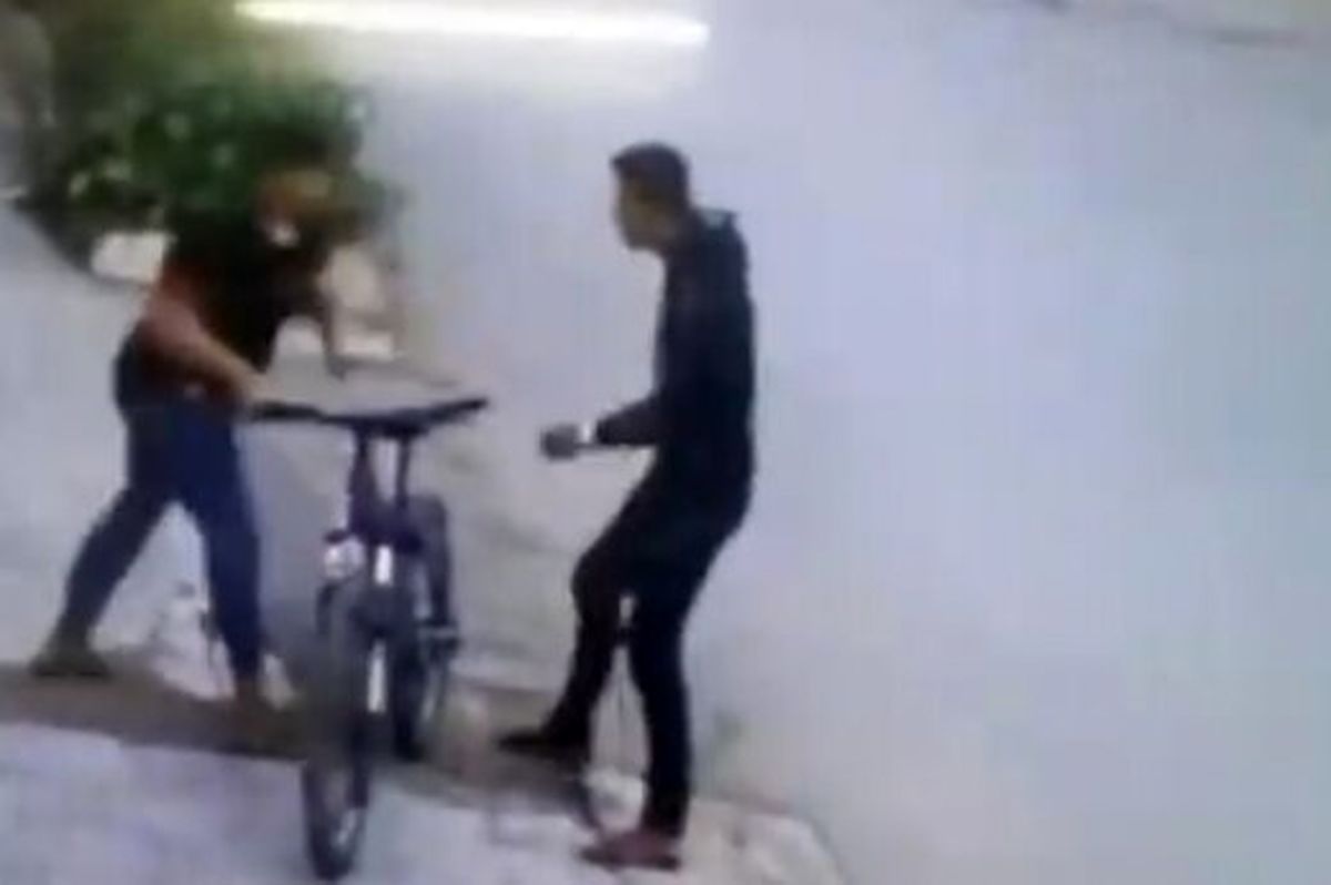ببینید | سرقت موبایل یک نوجوان به زور چاقو