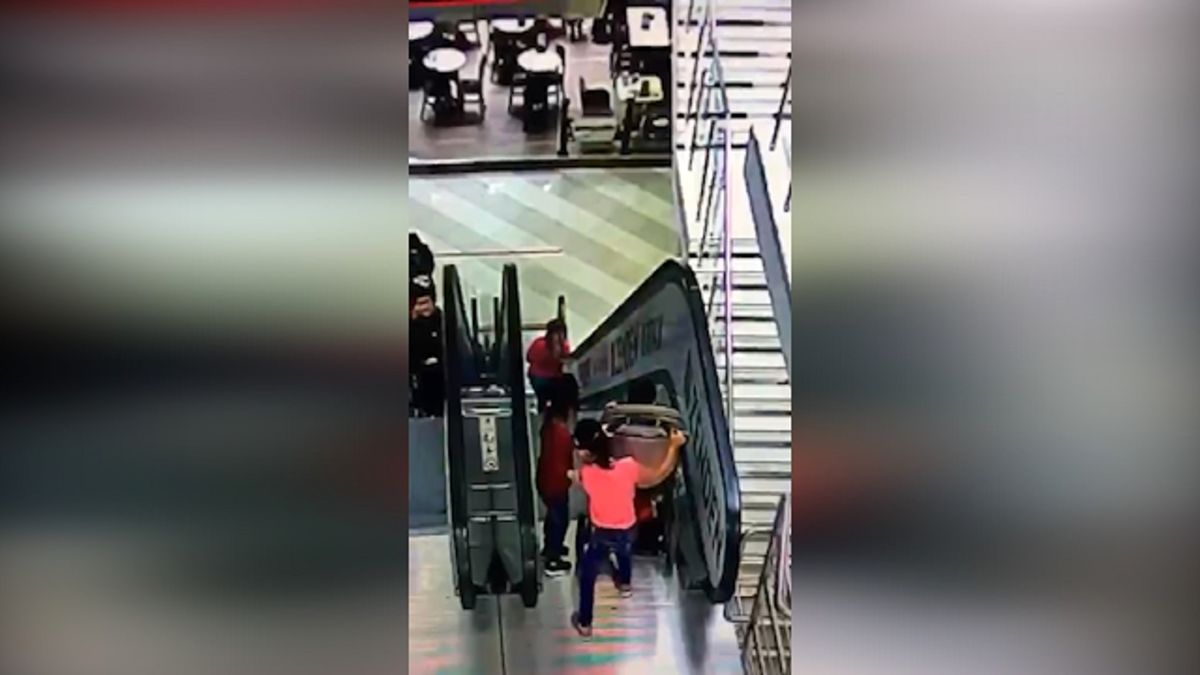 ببینید | حادثه دردناک در مرکز خرید مسکو
