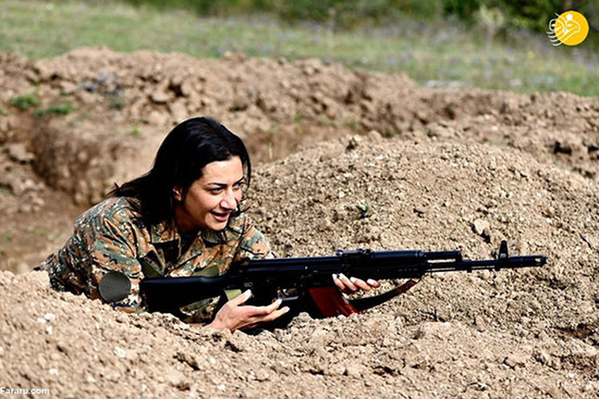 همسر نخستوزیر ارمنستان دست به اسلحه شد