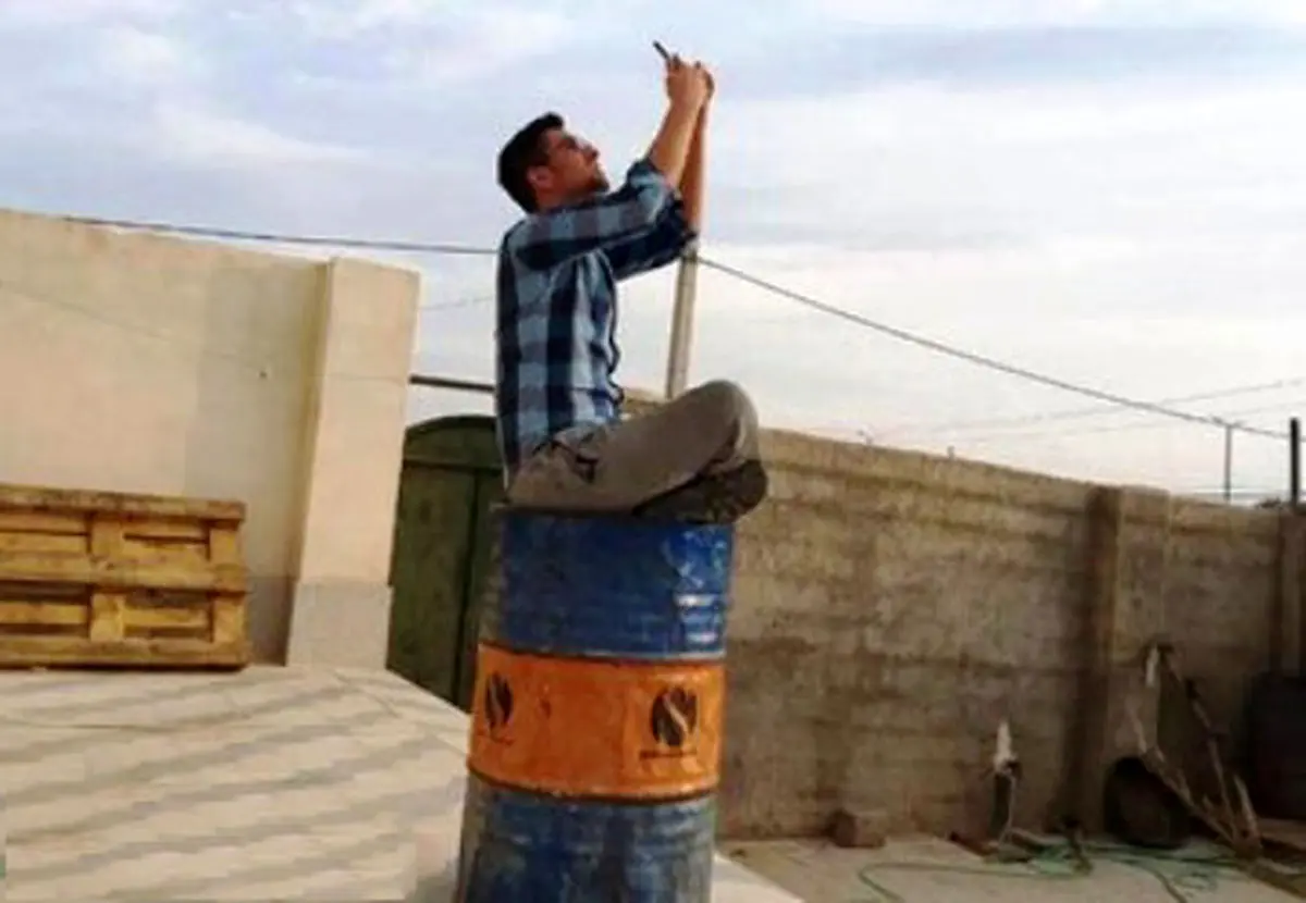 ‌دانشجوی نخبه ‌روی بشکه نفت‌ دنبال آنتن موبایل