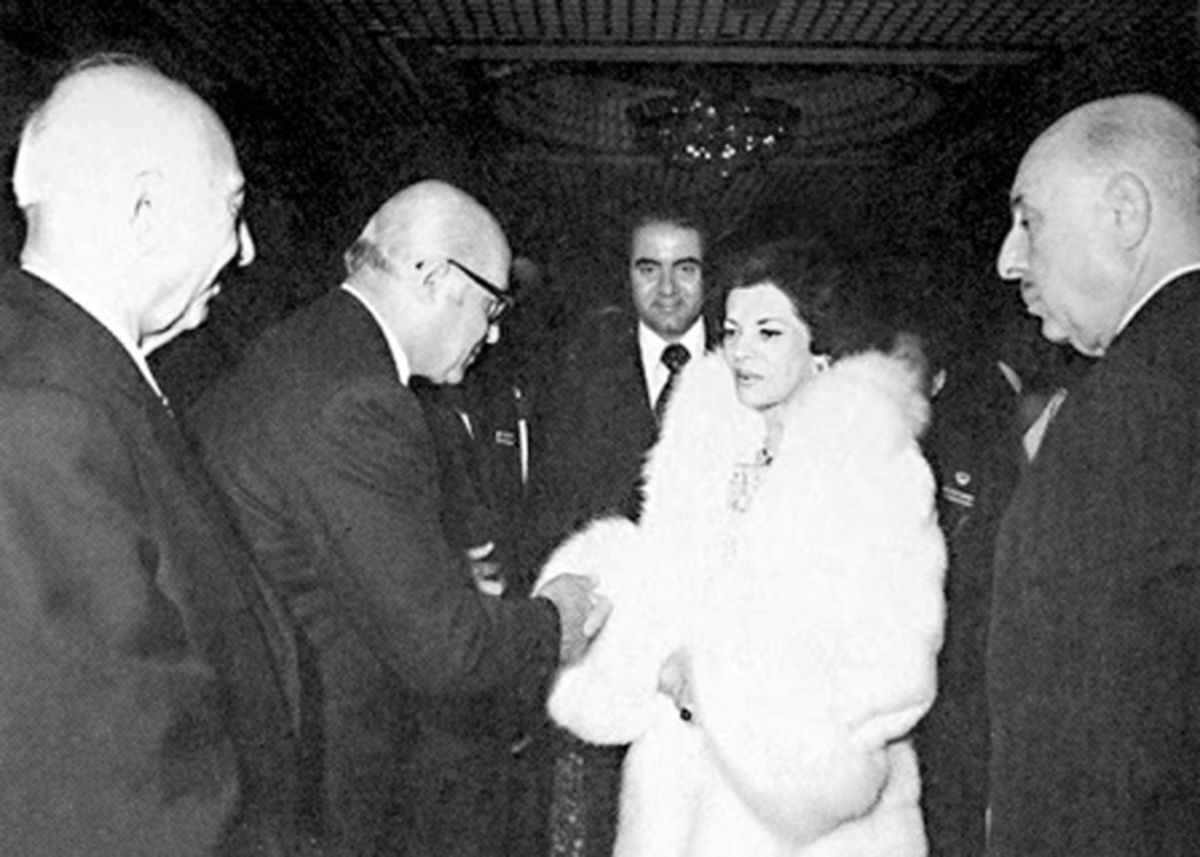 شمس پهلوی و جنون دلار و الماس و مروارید