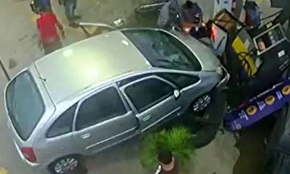 لحظه تصادف در پمپ بنزین و فرار ماشین‌ها را ببینید