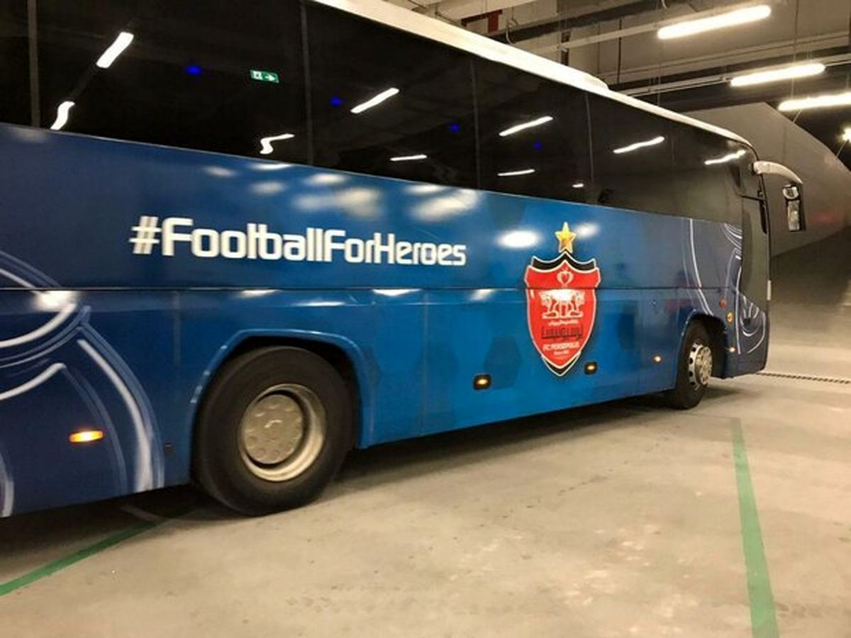 ببینید | لحظه ورود بازیکنان پرسپولیس به ورزشگاه