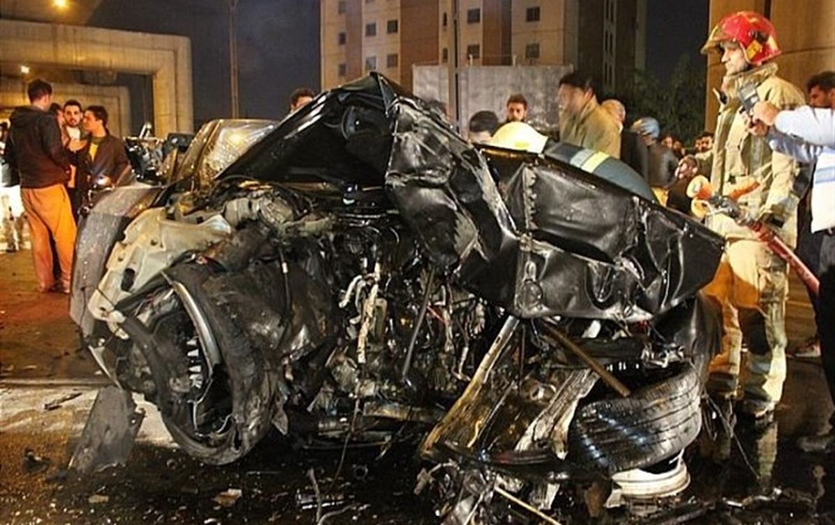 ببینید | نصف شدن BMW پس از برخورد با تیر برق!