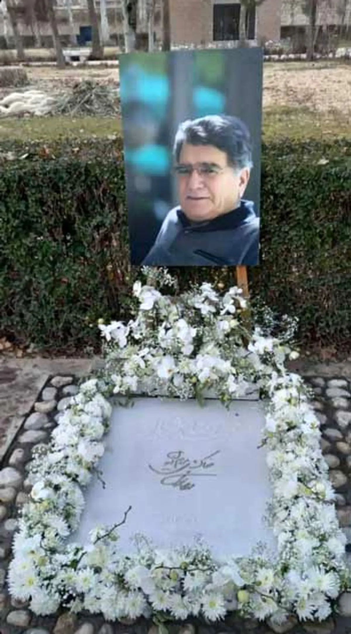 نصب سنگ مزار استاد شجریان