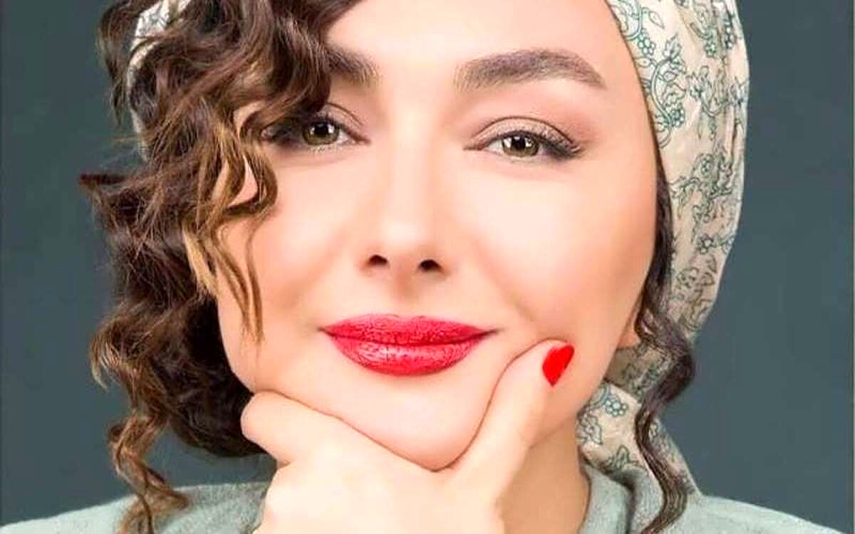 نگاهی به دکوراسیون فوق العاده دلبرانه و قاجاری خانه هانیه توسلی / تابلوهای هنری با گربه ملوس دیوارهای آجری و میزهای قدیمی !