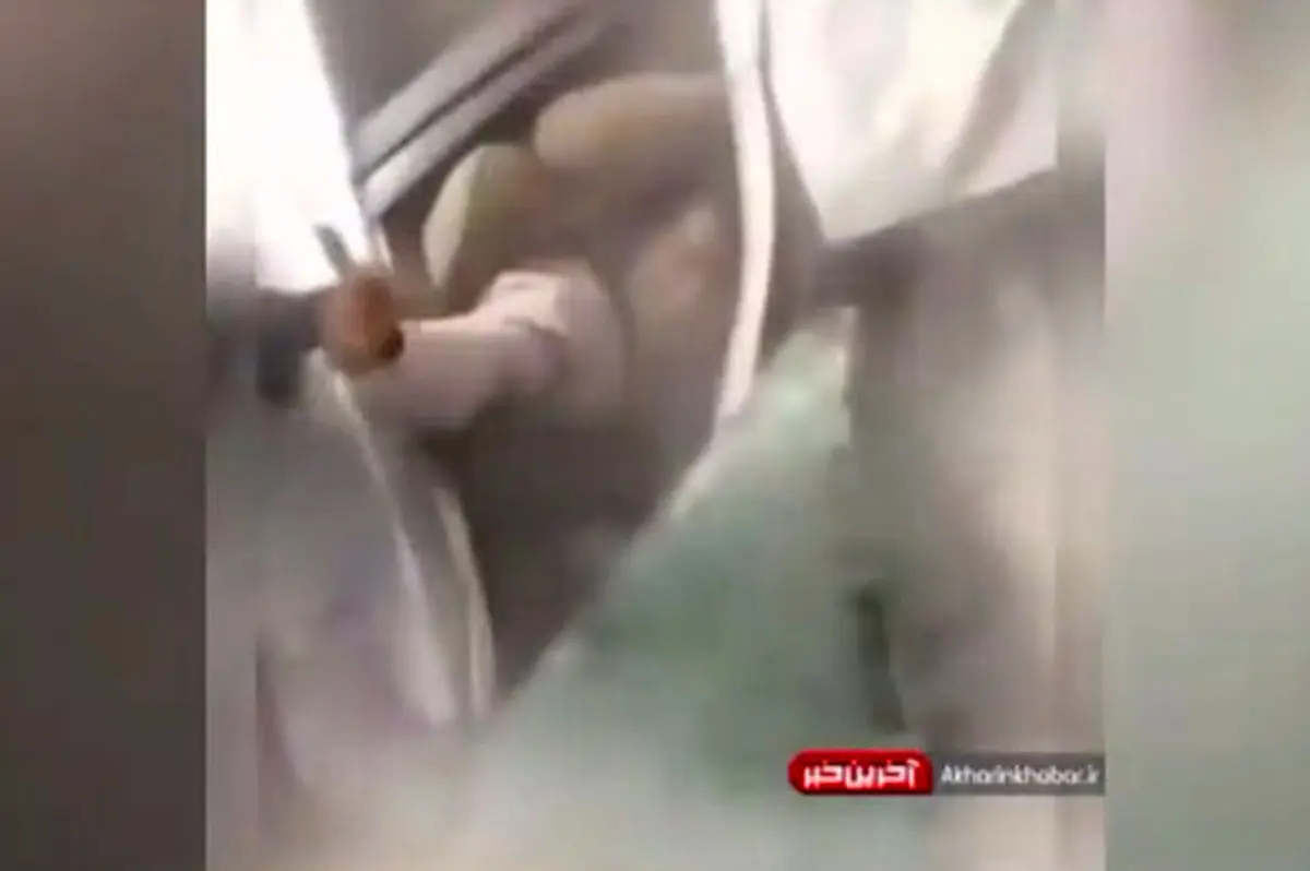 ببینید/لحظه نجات راننده از داخل ماشینِ آتش‌گرفته