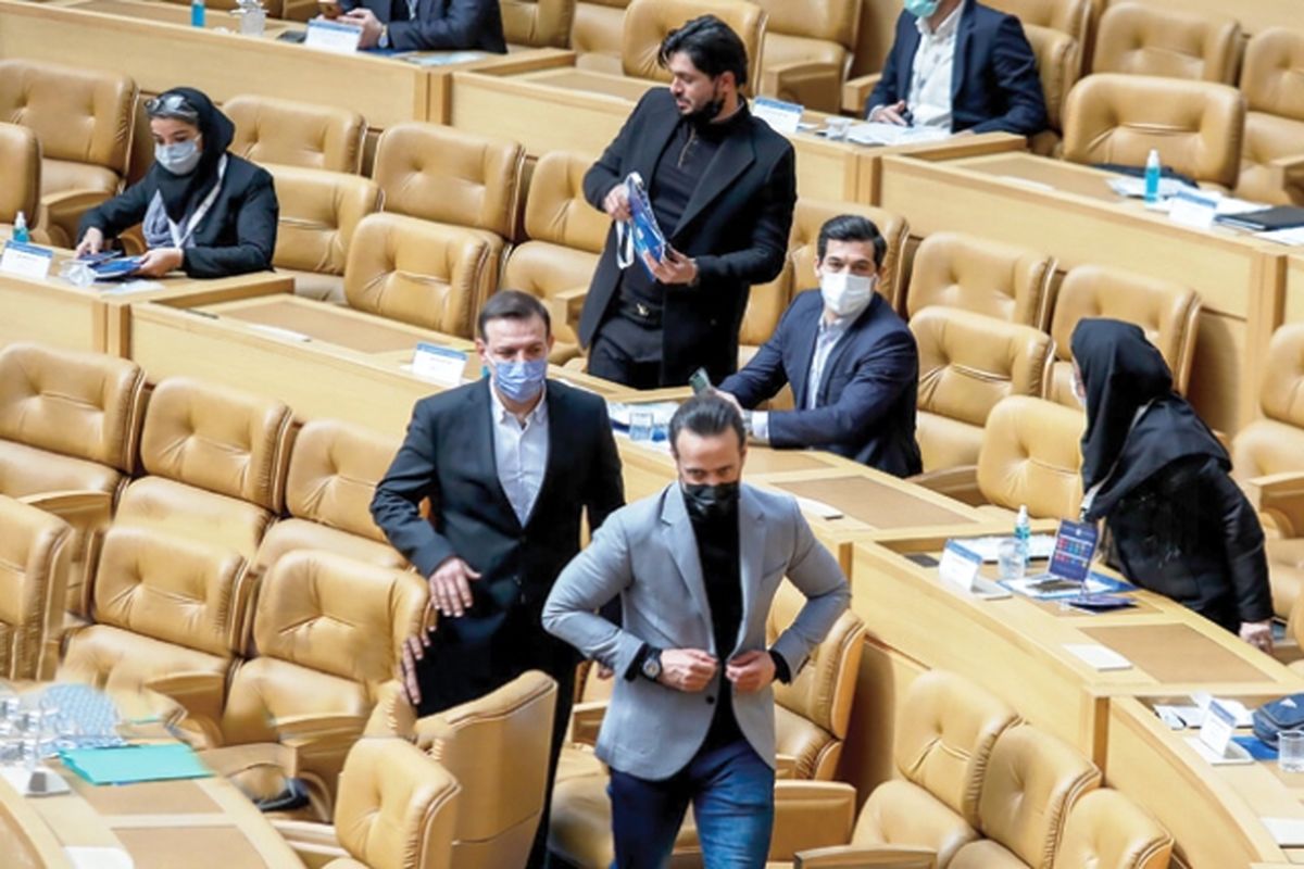 خنجر از پشت فوتبالی‌ها به علی کریمی