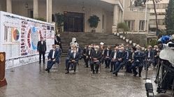 ببینید | جلسه عجیب هیات دولت زیر شرشر باران