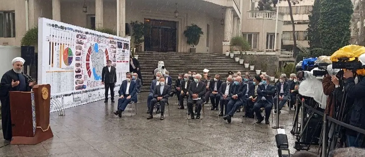 دفاع از جلسه هیات دولت زیر بارش باران