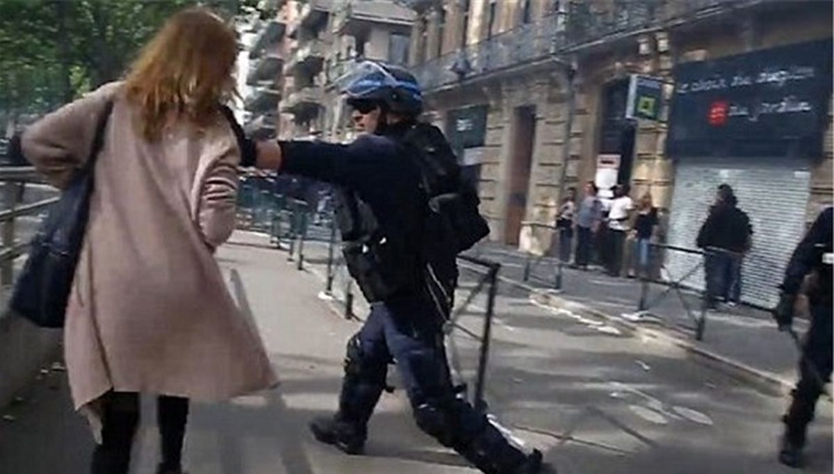 ضرب و شتم یک دختر توسط پلیس اسپانیا را تماشا کنید