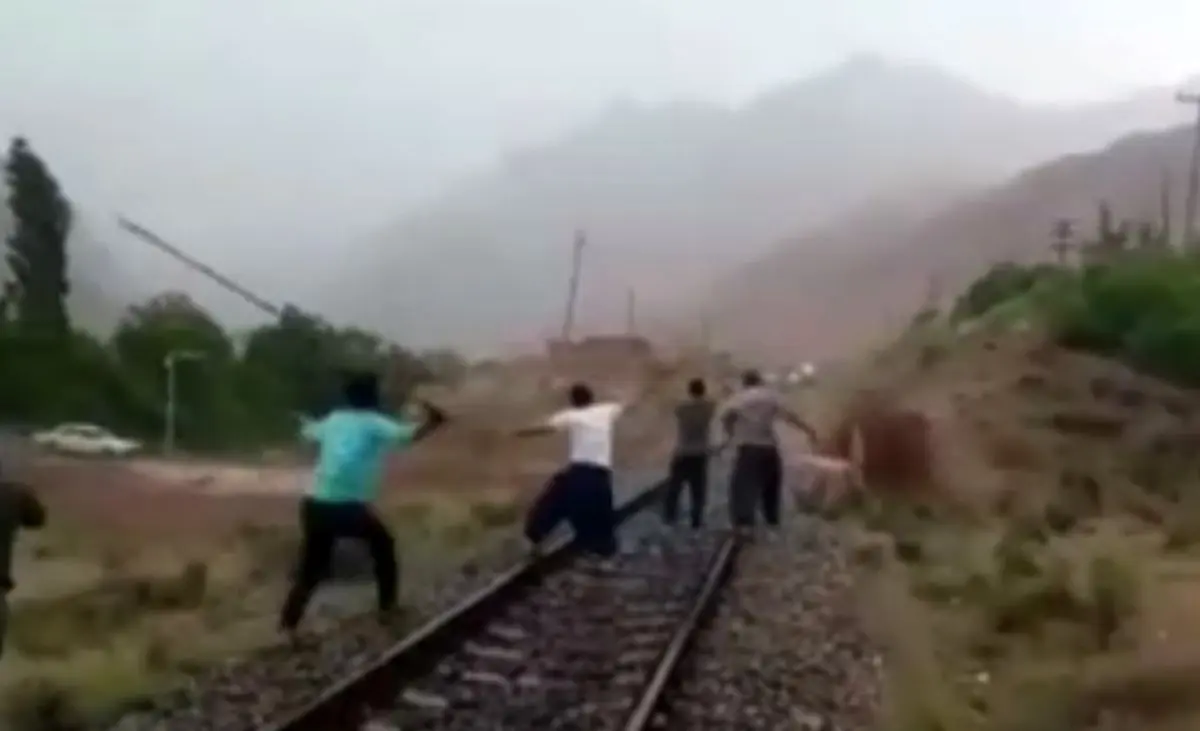 ببینید | تلاش اهالی روستای محمود‌آباد برای نجات قطار