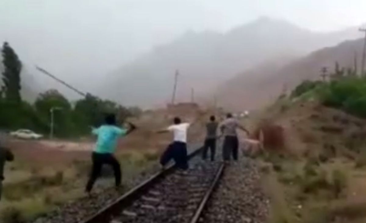 ببینید | تلاش اهالی روستای محمودآباد برای نجات قطار