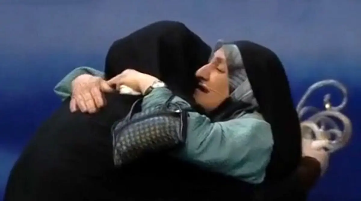 لحظه رویارویی مادر و دختر بعد از ۳۰ سال را ببینید