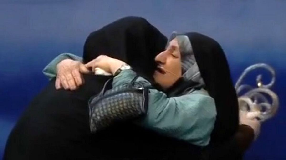 لحظه رویارویی مادر و دختر بعد از ۳۰ سال را ببینید