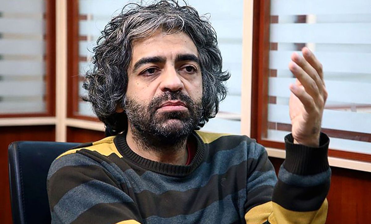ببینید | فیلمی از پدر و مادر بابک خرمدین هنگام انتقال جسد