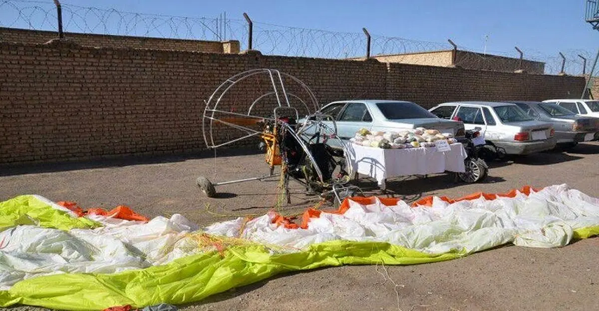 ببینید | قاچاق مواد مخدر با پاراگلایدر از افغانستان