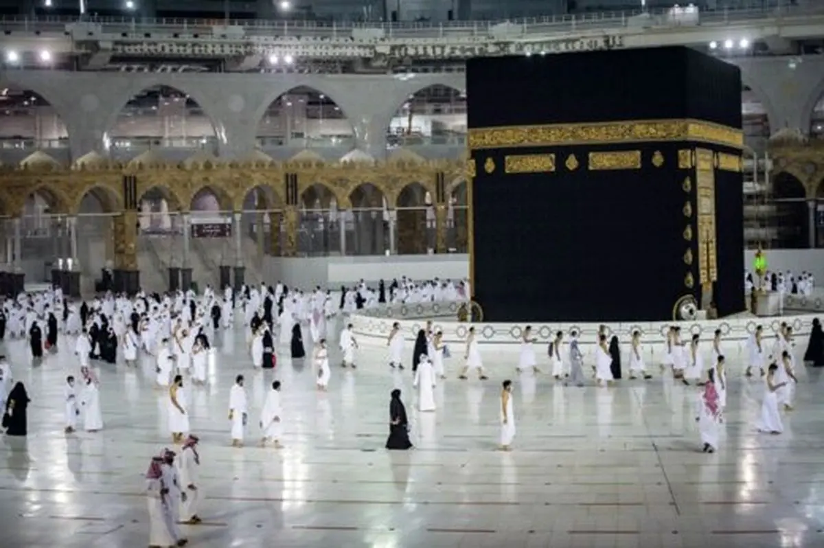 ببینید|حمله عجیب یک زائر به خطیب مسجد الحرام