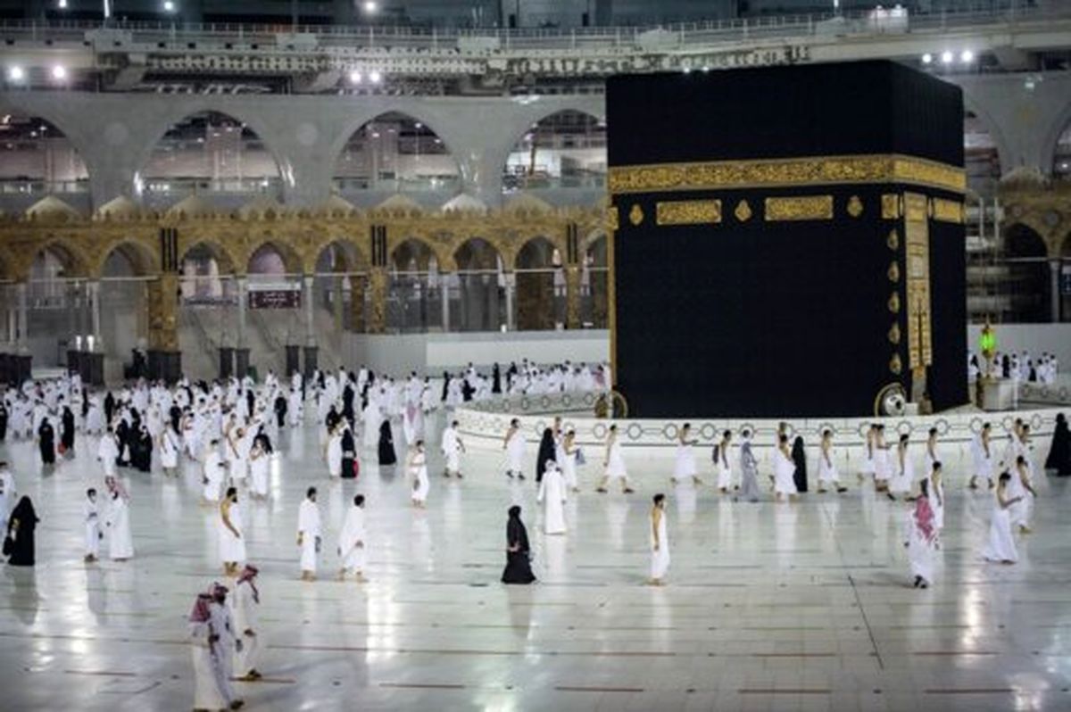 ببینید|حمله عجیب یک زائر به خطیب مسجد الحرام