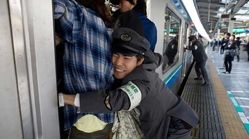 ببینید/شغل عجیب در ژاپن؛جا دادن مسافران مترو!