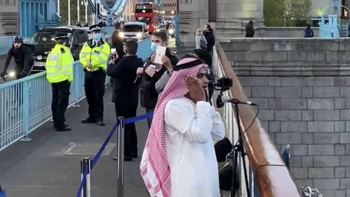 اذان یک مسلمان در بالای «پل برج» در لندن را ببینید